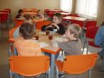 Předškoláčci na svačině ve školní jídelně [nové okno]